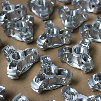 6061 Alaşımlı Alüminyum CNC İşleme Parçaları Kumlama Eloksal Gümüş Yüzey İşlemi